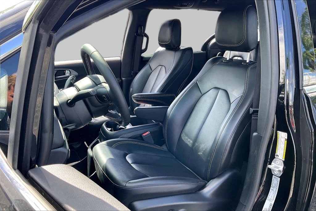 Used 2025 Chrysler Pacifica Select FWD image 3