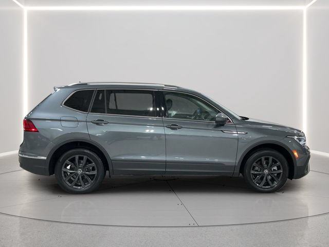 Used 2024 Volkswagen Tiguan SE w/ Panoramic Sunroof Package AWD/4WD image 7