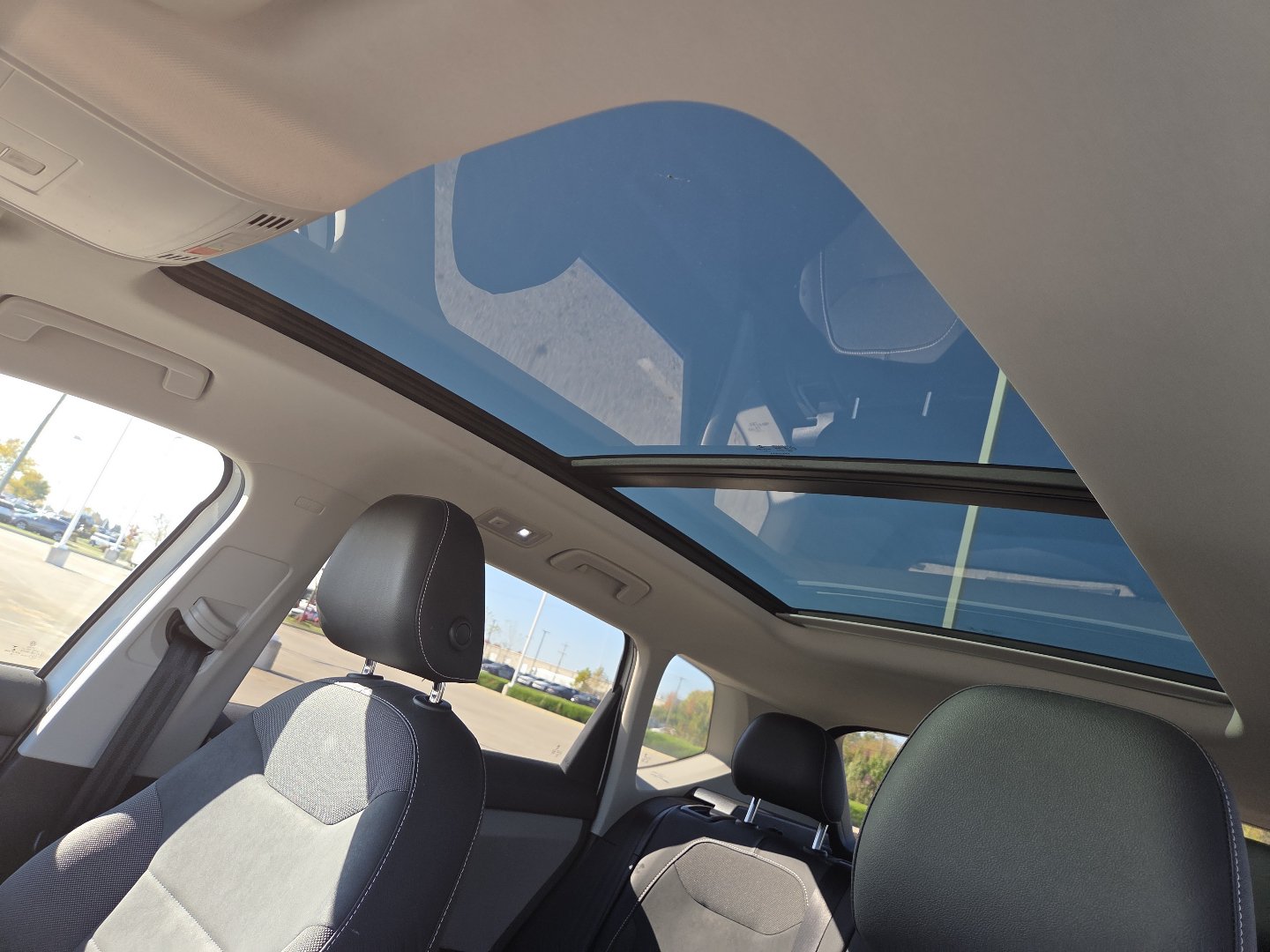 Used 2022 Volkswagen Taos SE FWD image 3