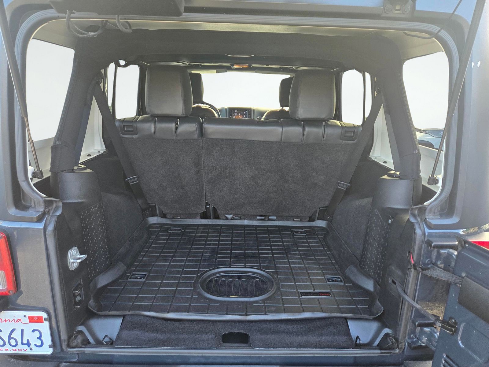 Used 2018 Jeep Wrangler Unlimited Rubicon w/ Connectivity Group image 9