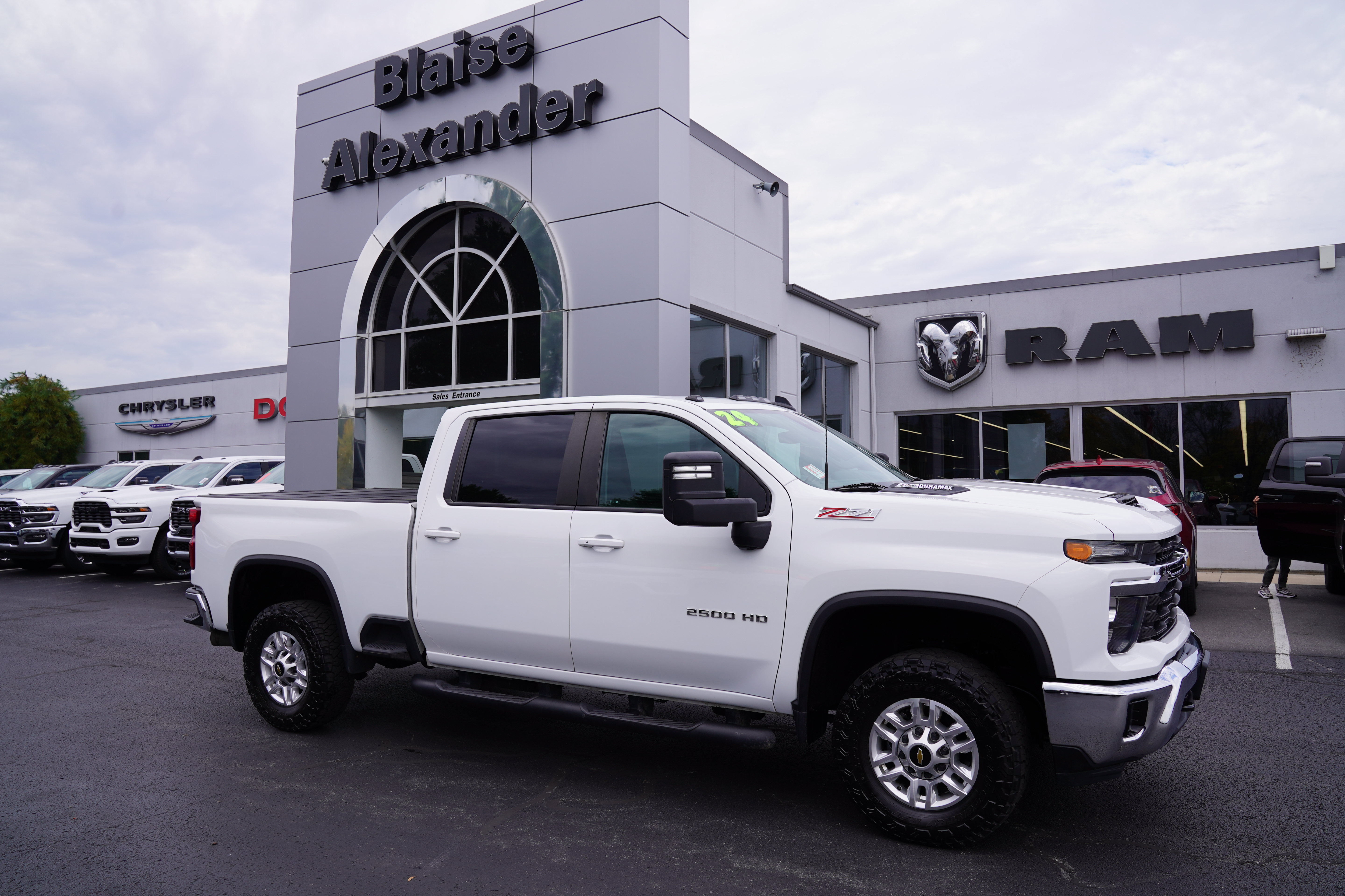 Used 2024 Chevrolet Silverado 2500 LT w/ Convenience Package AWD/4WD image 1