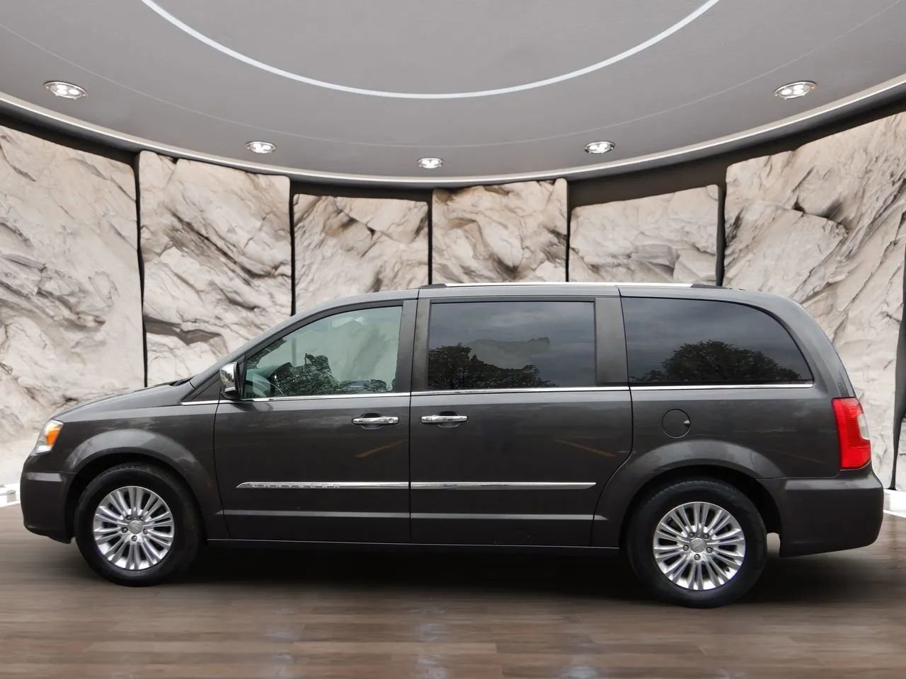 Used 2016 Chrysler Town & Country Limited FWD image 9