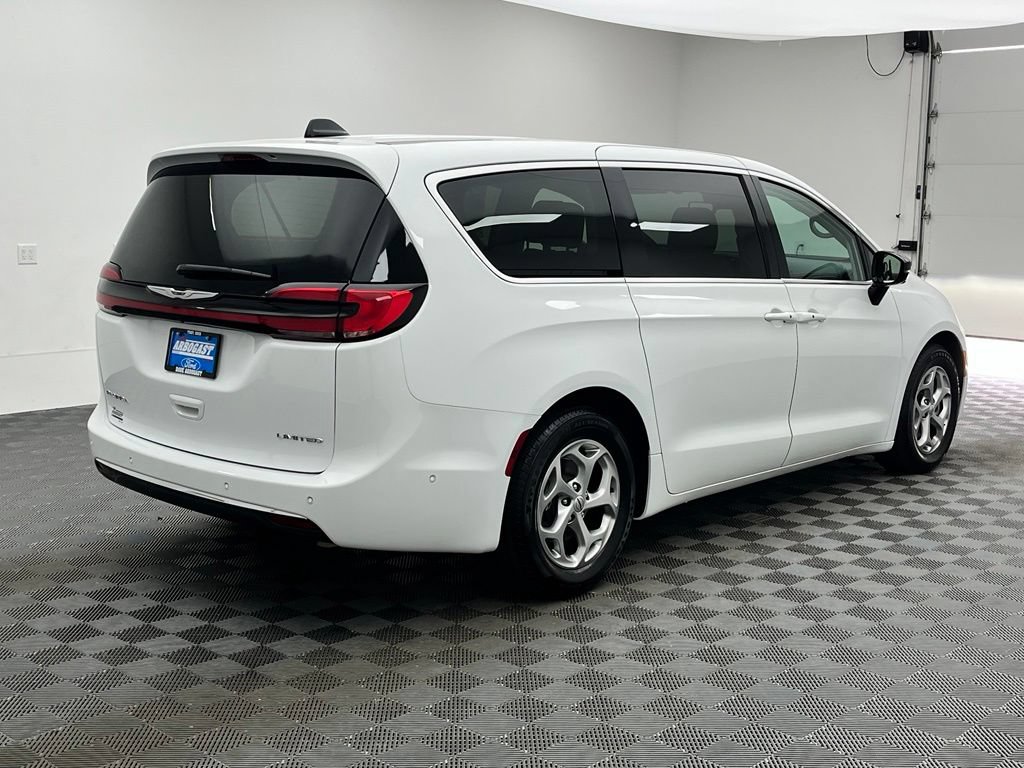 Used 2024 Chrysler Pacifica Limited FWD image 9