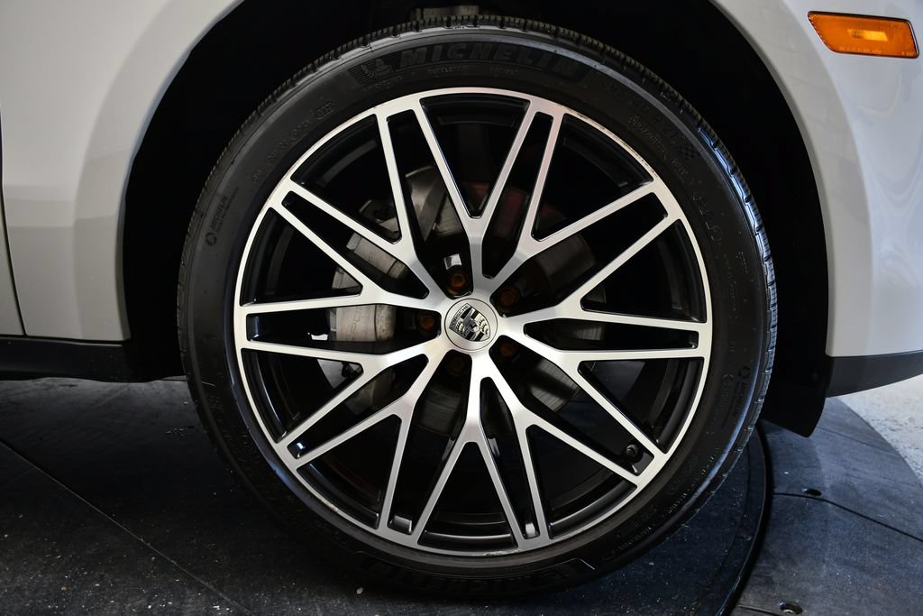Certified 2024 Porsche Macan AWD/4WD image 16