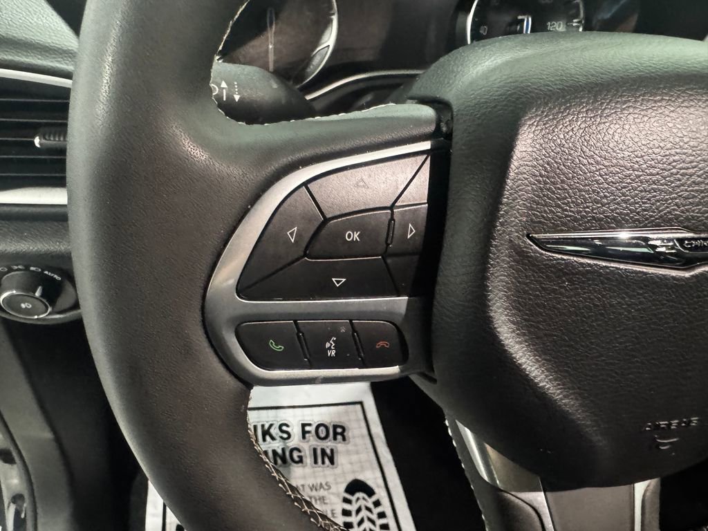 Used 2025 Chrysler Pacifica Select FWD image 5