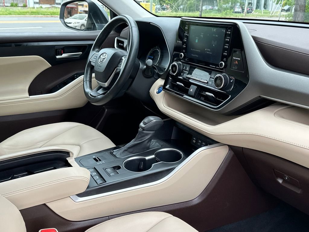 Used 2022 Toyota Highlander XLE AWD/4WD image 13