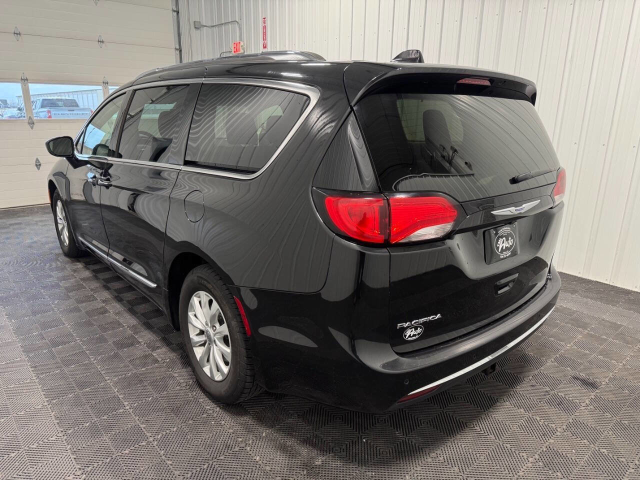Used 2018 Chrysler Pacifica Touring-L Plus image 4