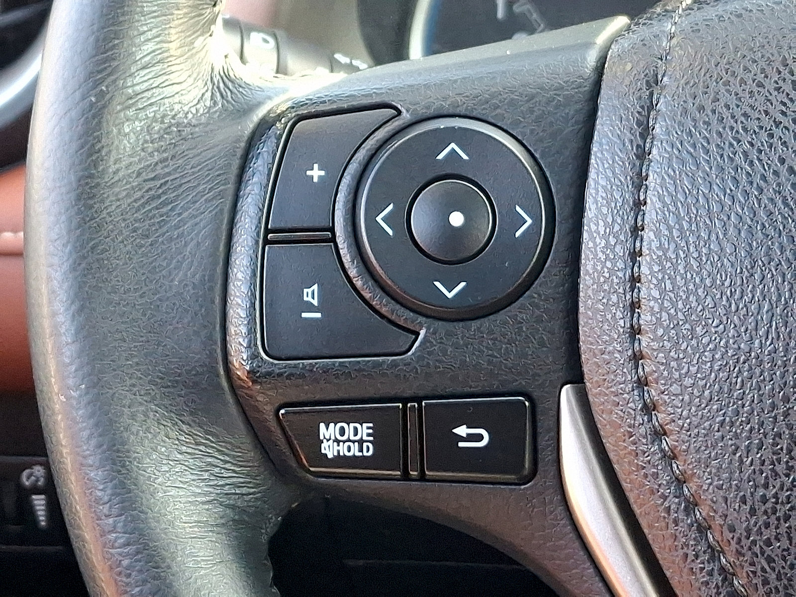 Used 2015 Toyota RAV4 Limited image 22