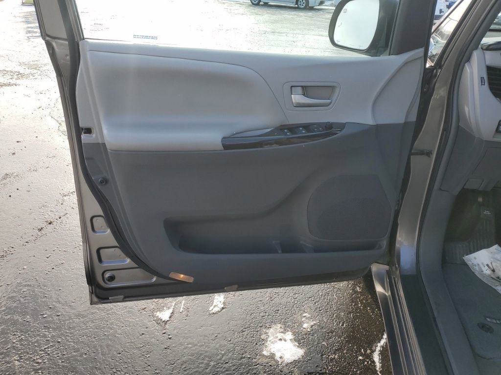 Used 2015 Toyota Sienna XLE image 22