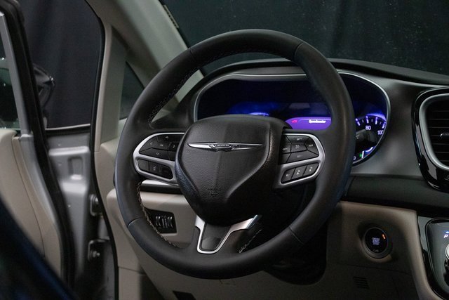 Used 2024 Chrysler Pacifica Touring-L image 14
