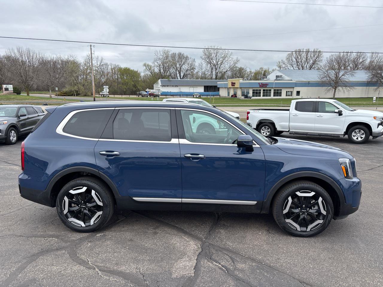 Used 2025 Kia Telluride S AWD/4WD image 2