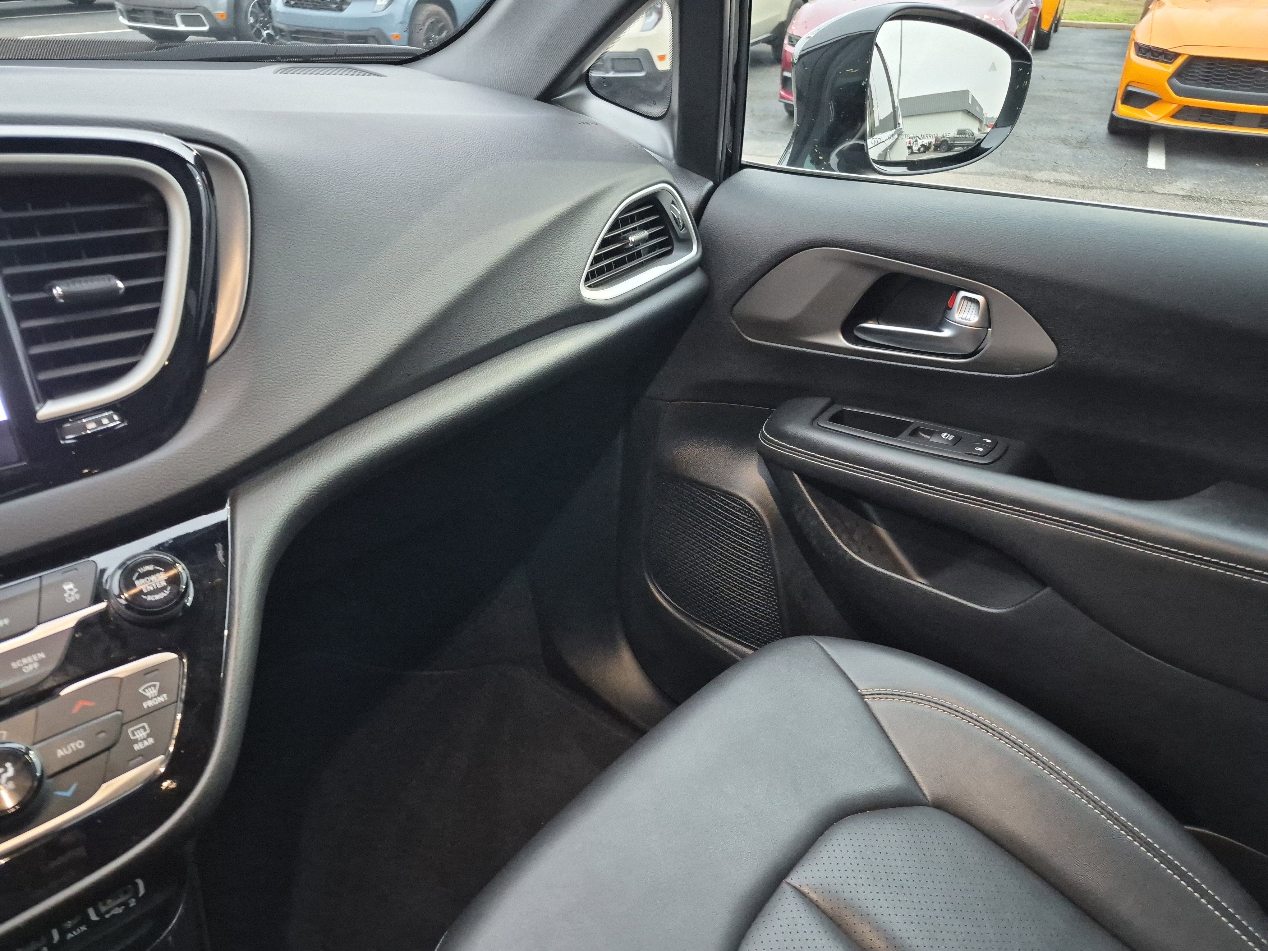 Used 2025 Chrysler Pacifica Select image 19