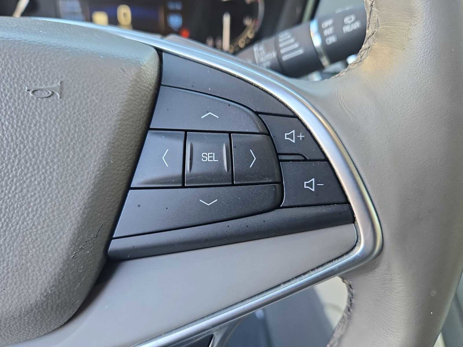 Used 2018 Cadillac XT5 Luxury w/ Driver Awareness Package image 17