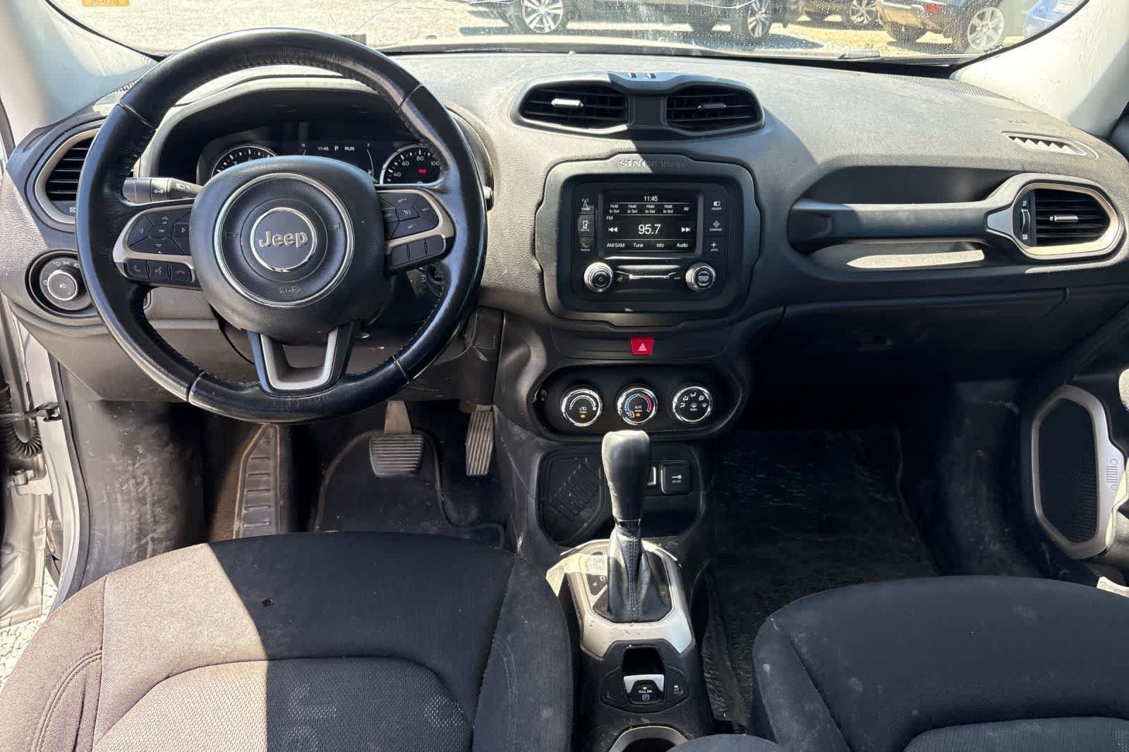 Used 2017 Jeep Renegade Latitude FWD image 4