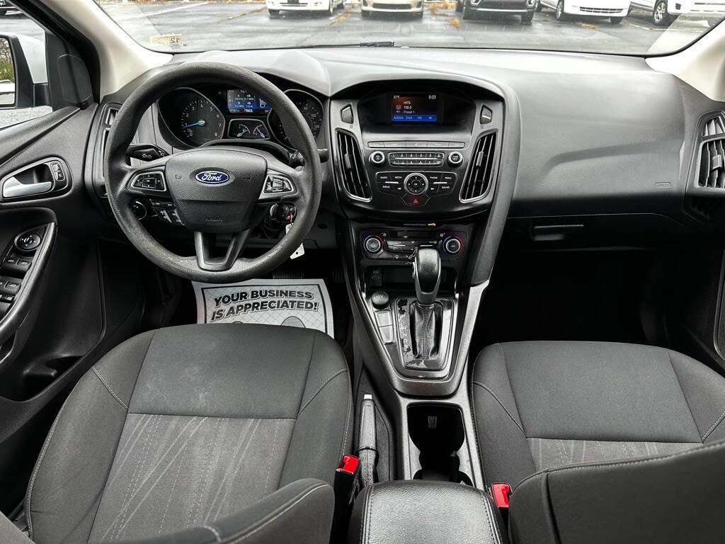 Used 2018 Ford Focus SE w/ SE Appearance Package image 12