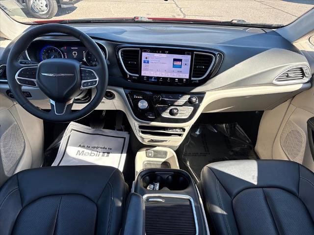 Used 2024 Chrysler Pacifica Touring-L image 10