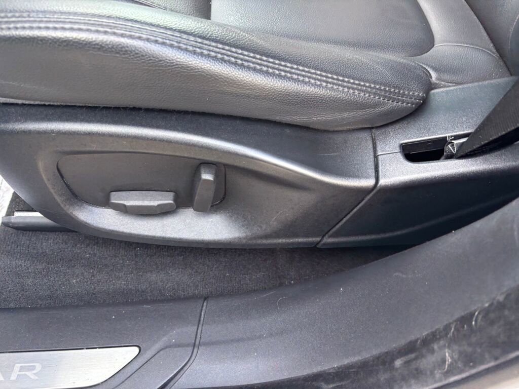 Used 2017 Jaguar F-PACE Premium image 21