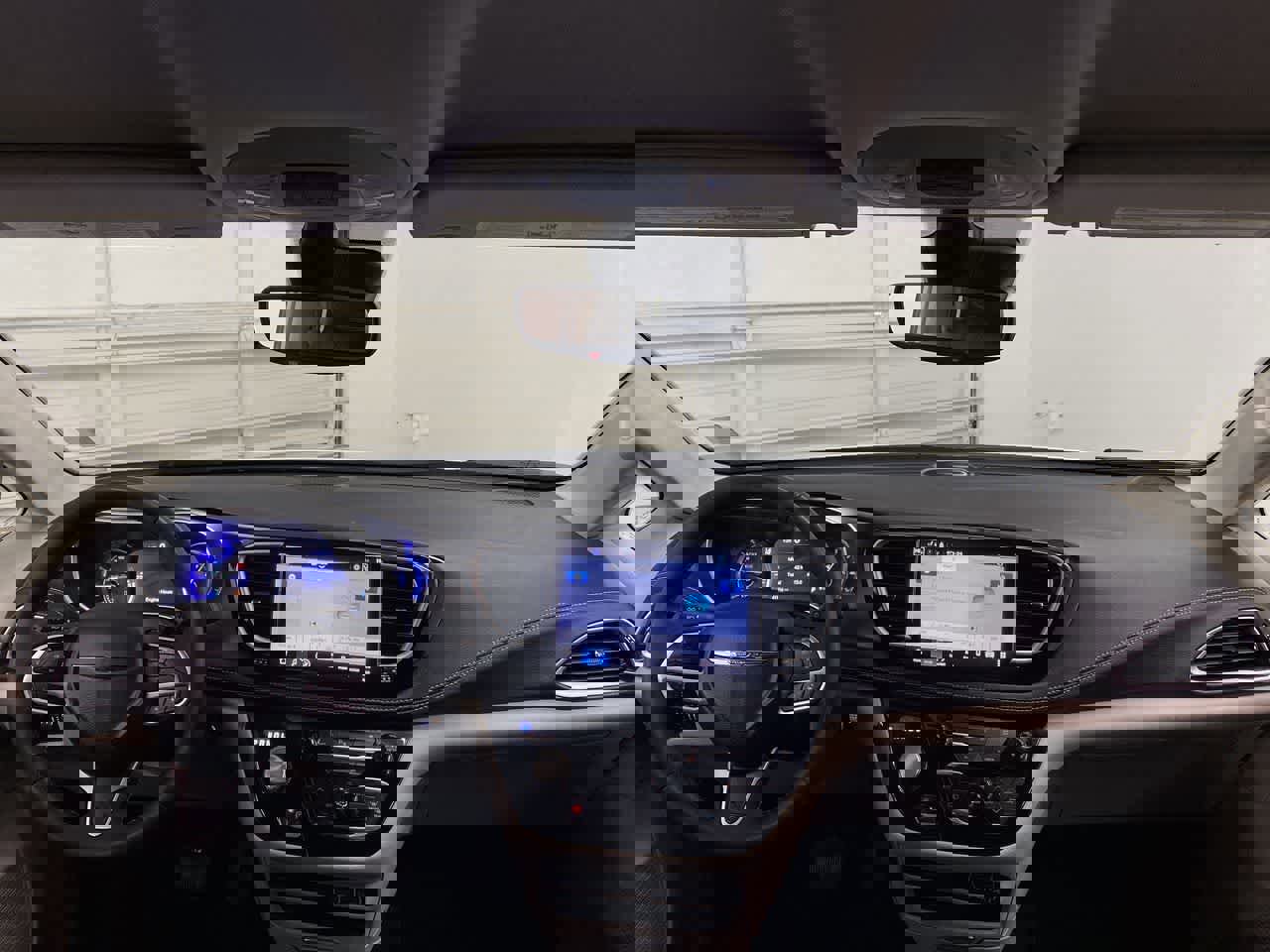 Used 2024 Chrysler Pacifica Select image 13