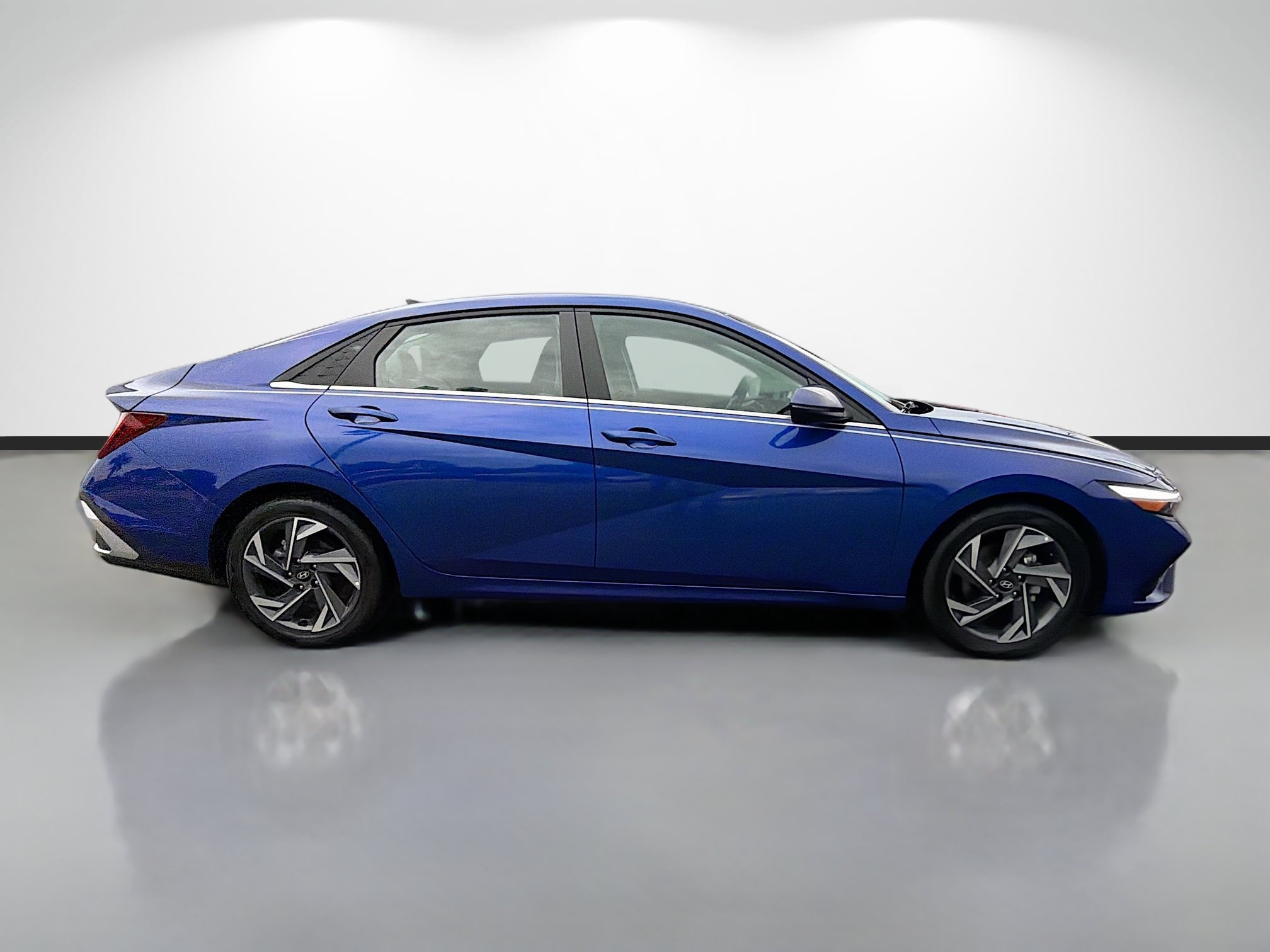 Used 2025 Hyundai Elantra Limited FWD image 2