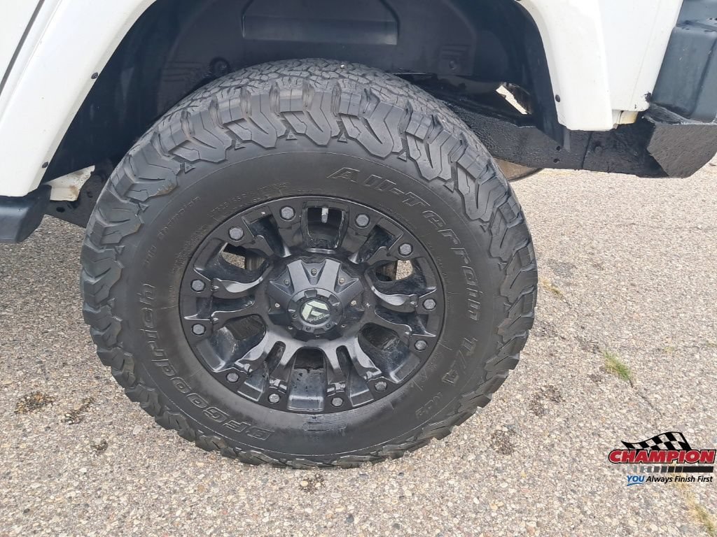 Used 2018 Jeep Wrangler Unlimited Sahara w/ Connectivity Group AWD/4WD image 29