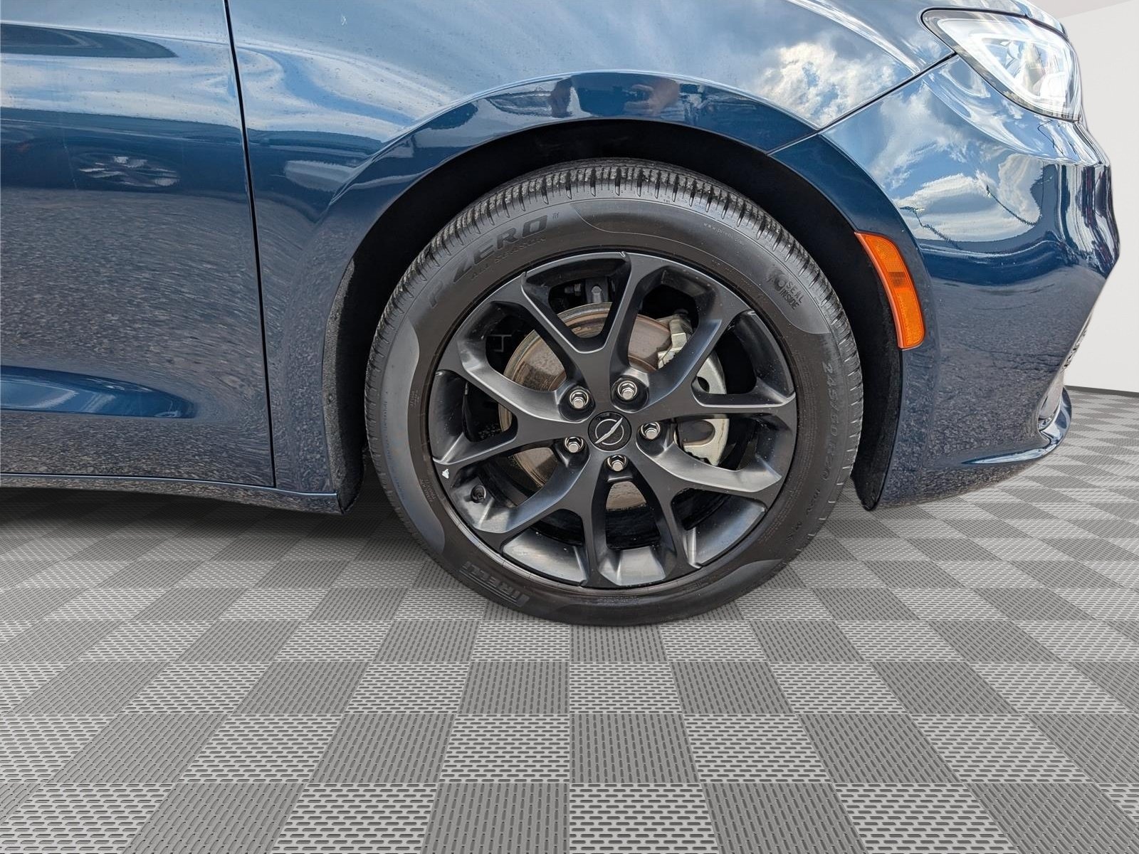 Used 2025 Chrysler Pacifica Limited FWD image 9