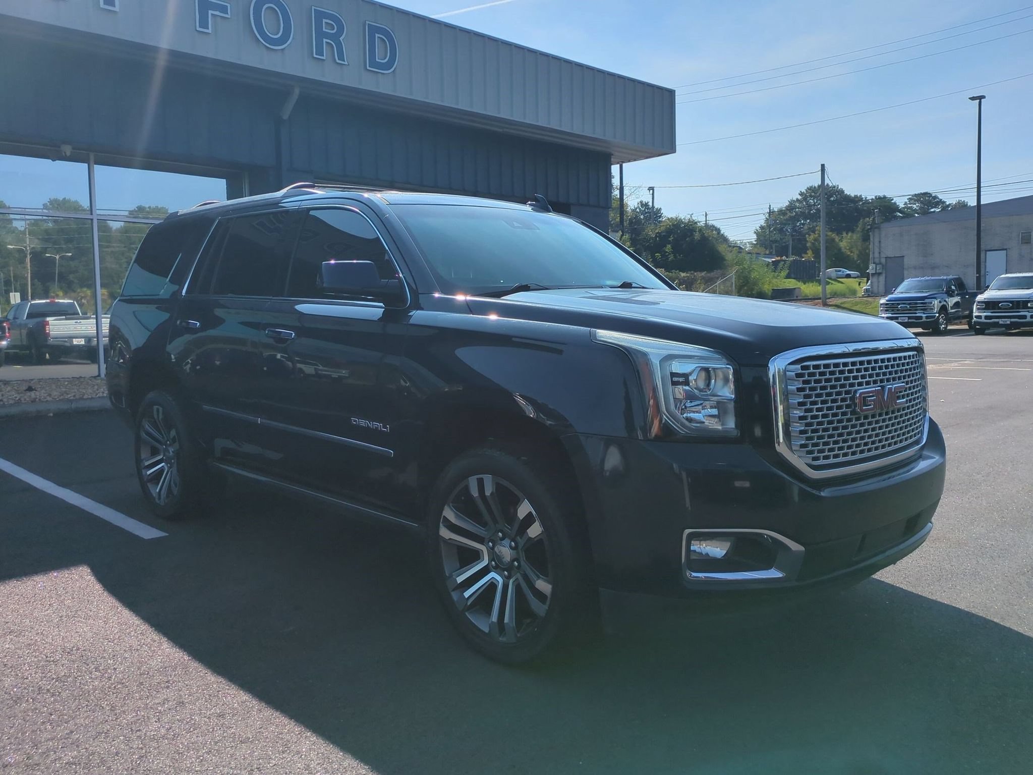 Used 2017 GMC Yukon Denali w/ Open Road Package AWD/4WD image 3
