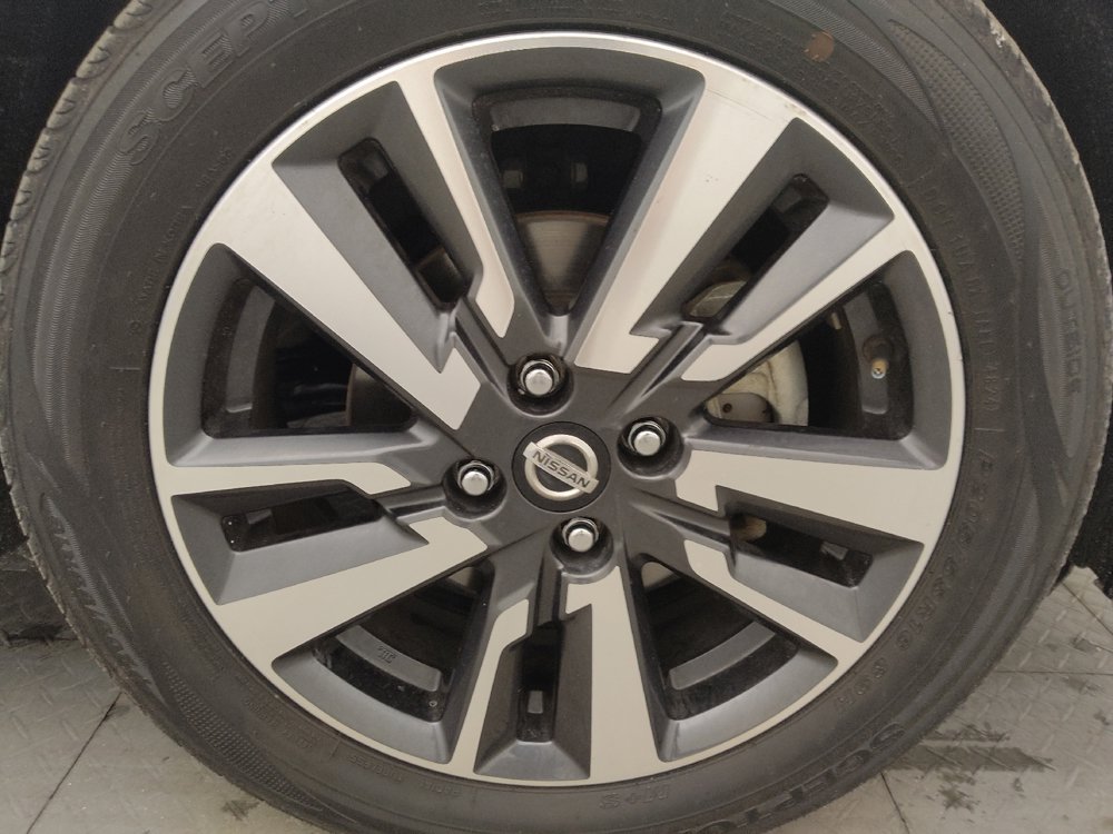 Used 2022 Nissan Versa SV FWD image 31