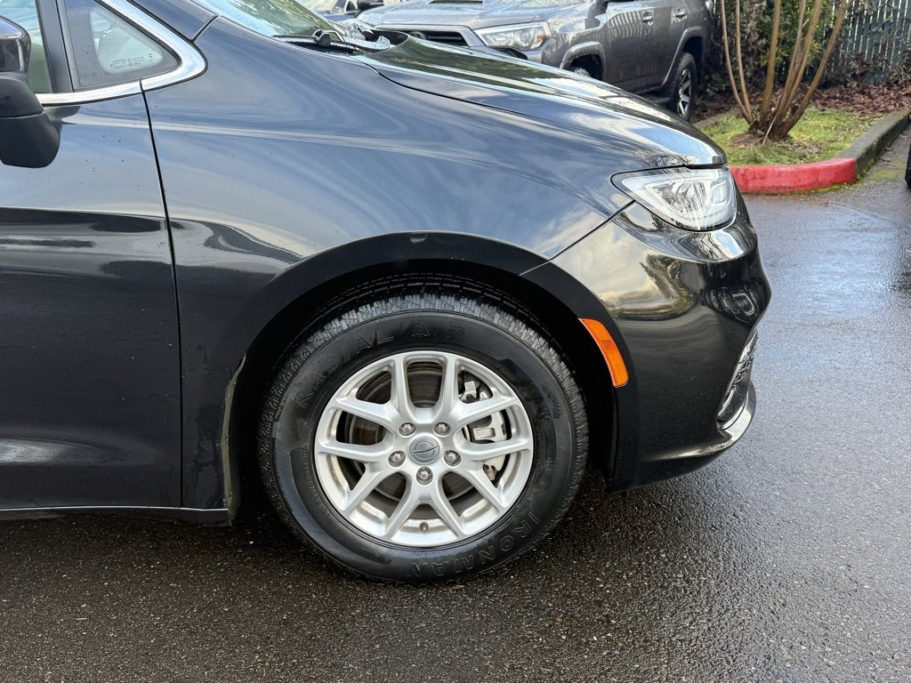 Used 2023 Chrysler Pacifica Touring-L image 16