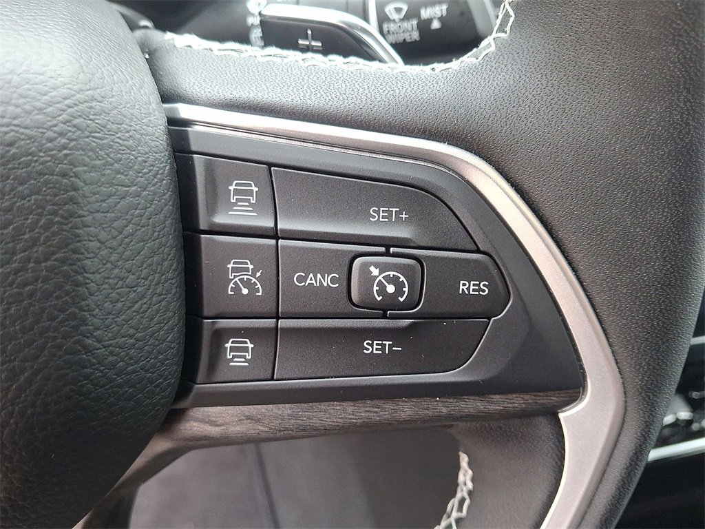 Certified 2025 Jeep Grand Cherokee Limited w/ Black Appearance Package image 18