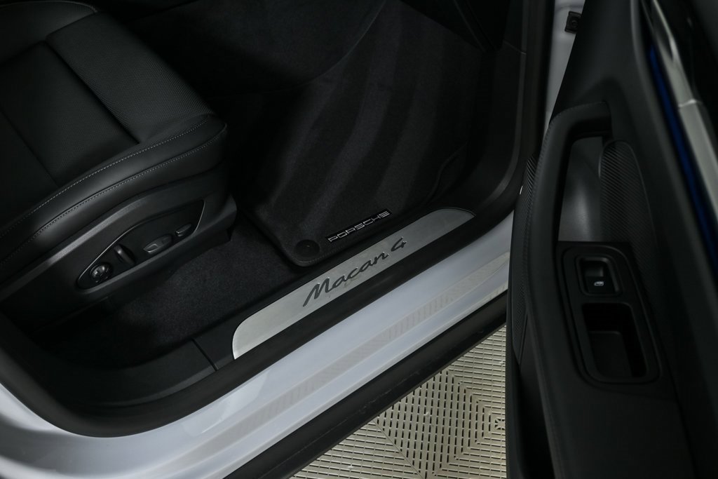 New 2025 Porsche Macan 4 Electric image 26