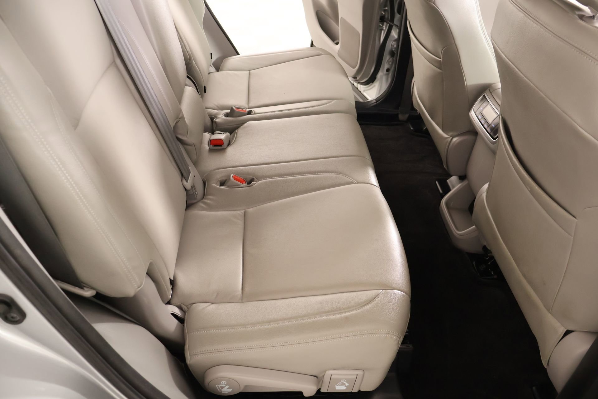 Used 2017 Toyota Highlander Plus FWD image 15