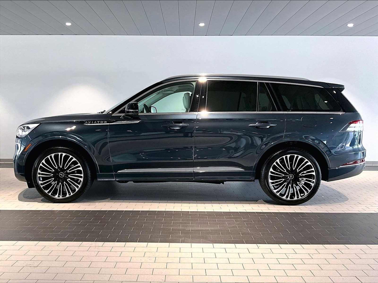 Used 2024 Lincoln Aviator Black Label AWD/4WD image 2