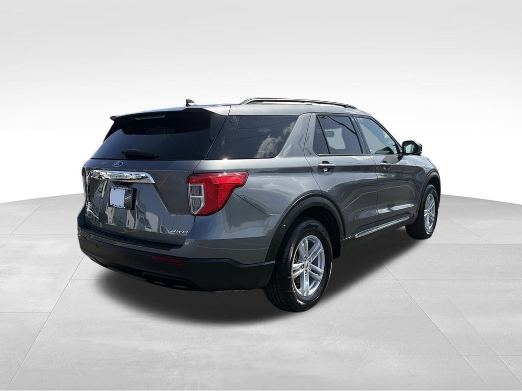Used 2023 Ford Explorer XLT AWD/4WD image 3