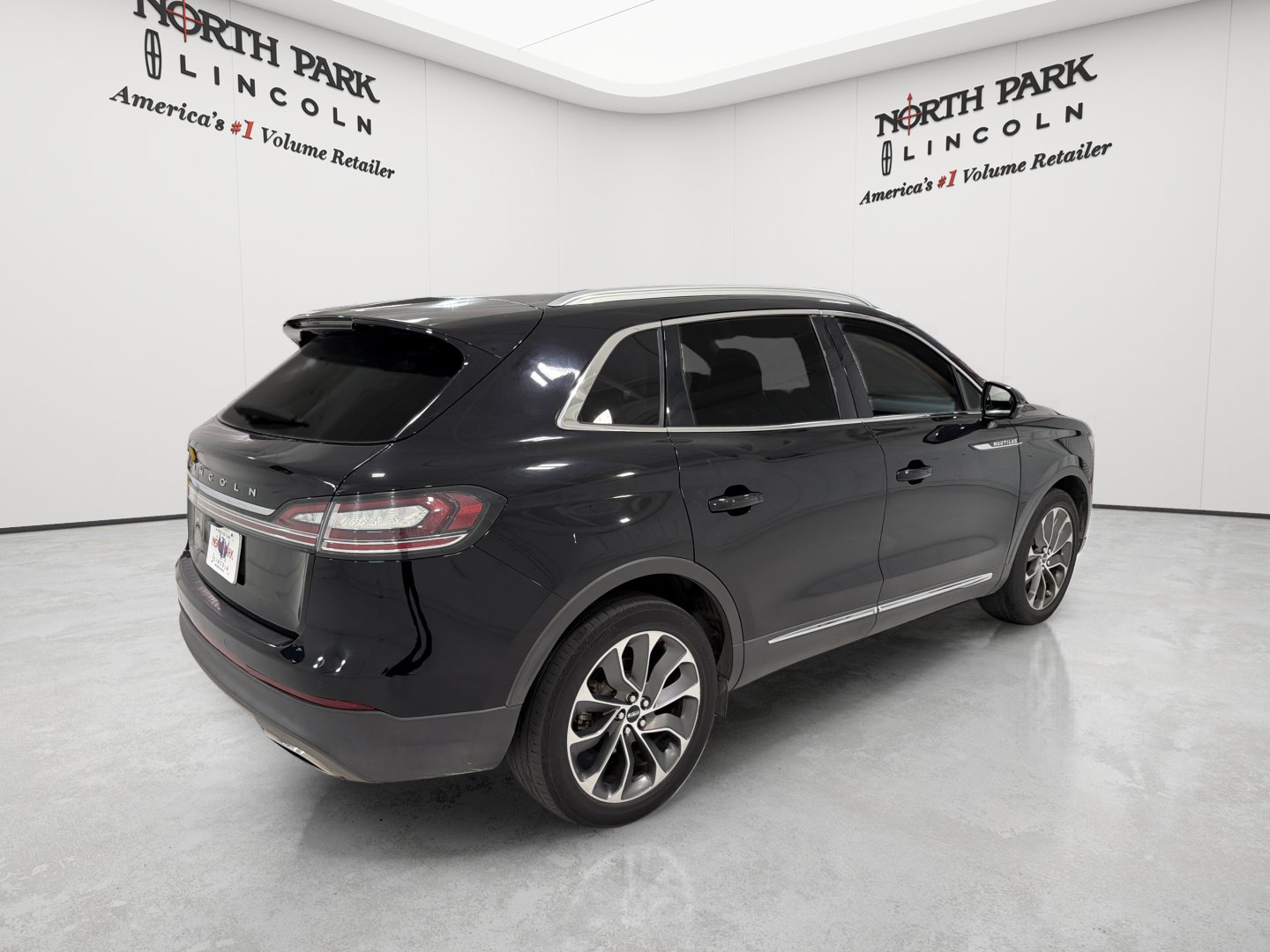 Used 2022 Lincoln Nautilus Reserve w/ Cargo Utility Package FWD image 5