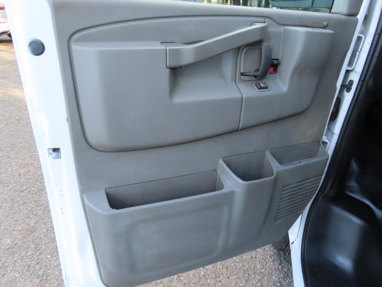 Used 2018 Chevrolet Express 3500 w/ Driver Convenience Package RWD image 16