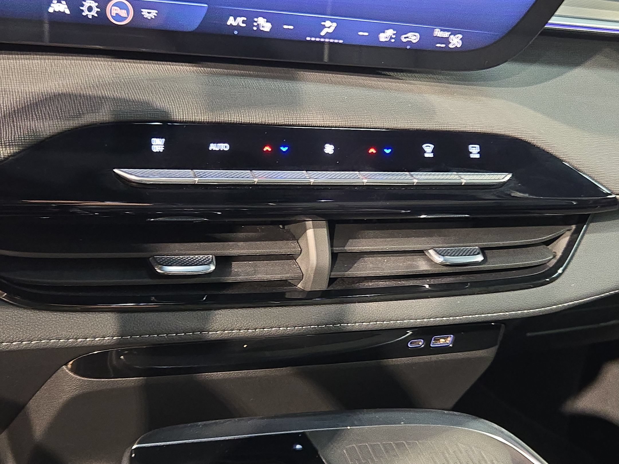 Used 2025 Buick Enclave Sport Touring w/ Power Package FWD image 32