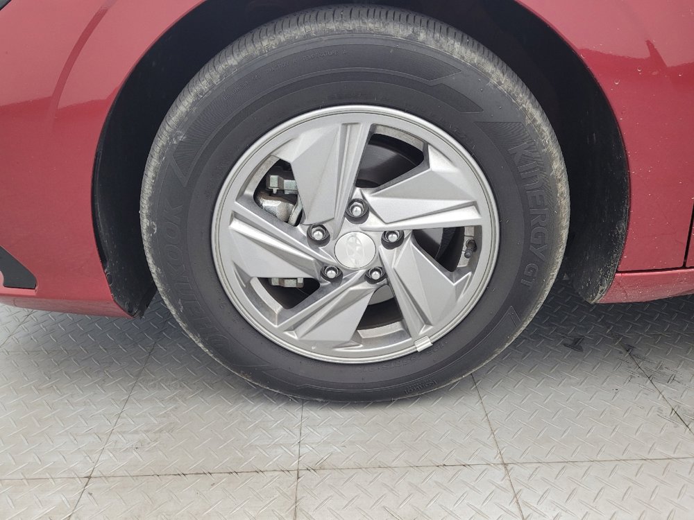 Used 2025 Hyundai Elantra SE FWD image 31