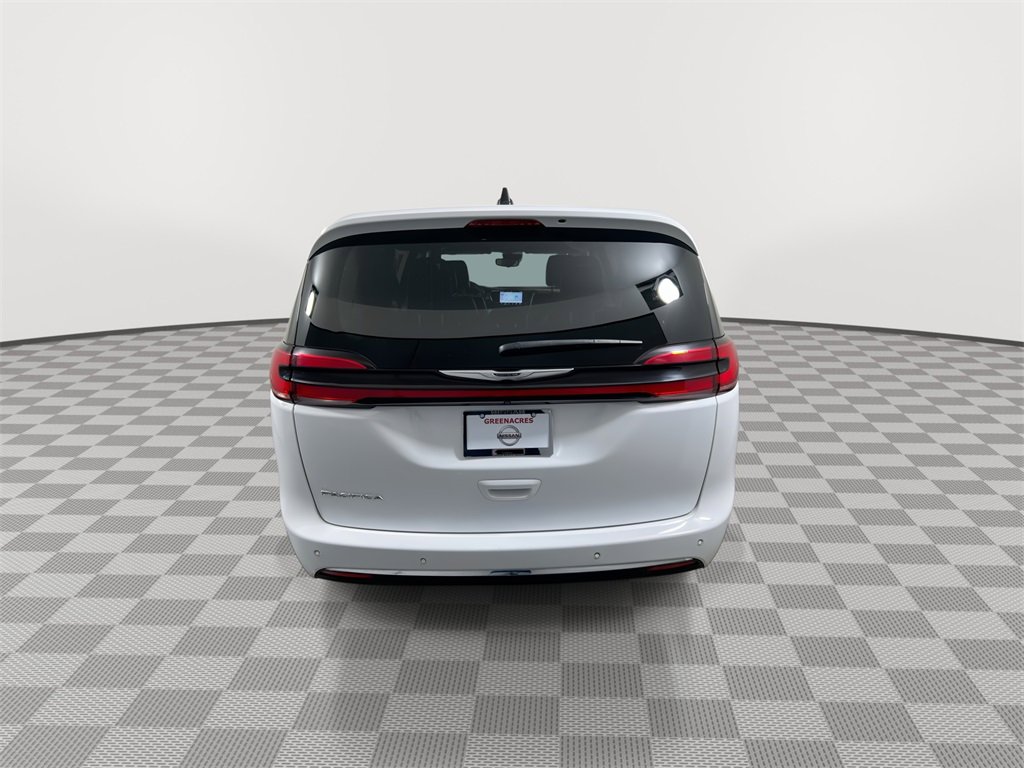 Used 2024 Chrysler Pacifica Touring-L image 7