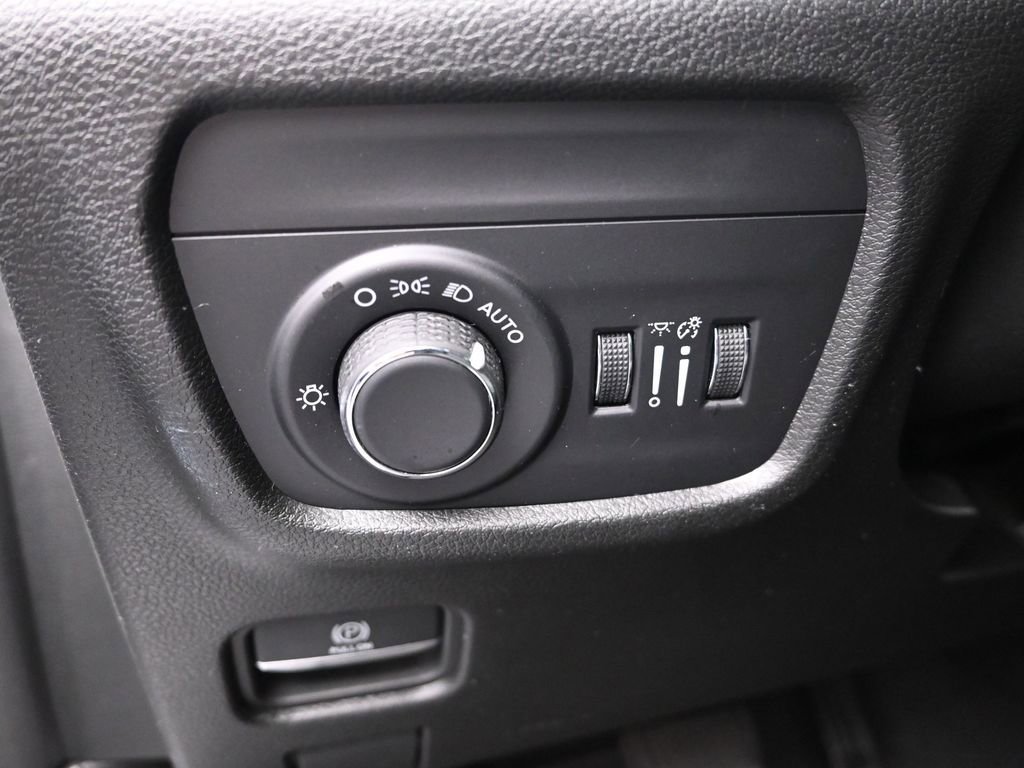 Used 2023 Jeep Grand Cherokee Laredo AWD/4WD image 18