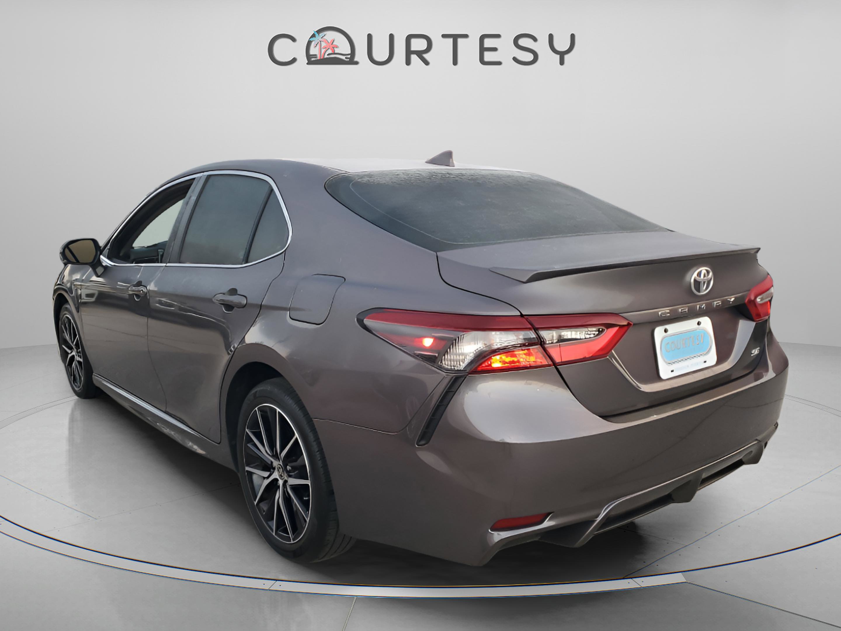 Used 2023 Toyota Camry SE image 3