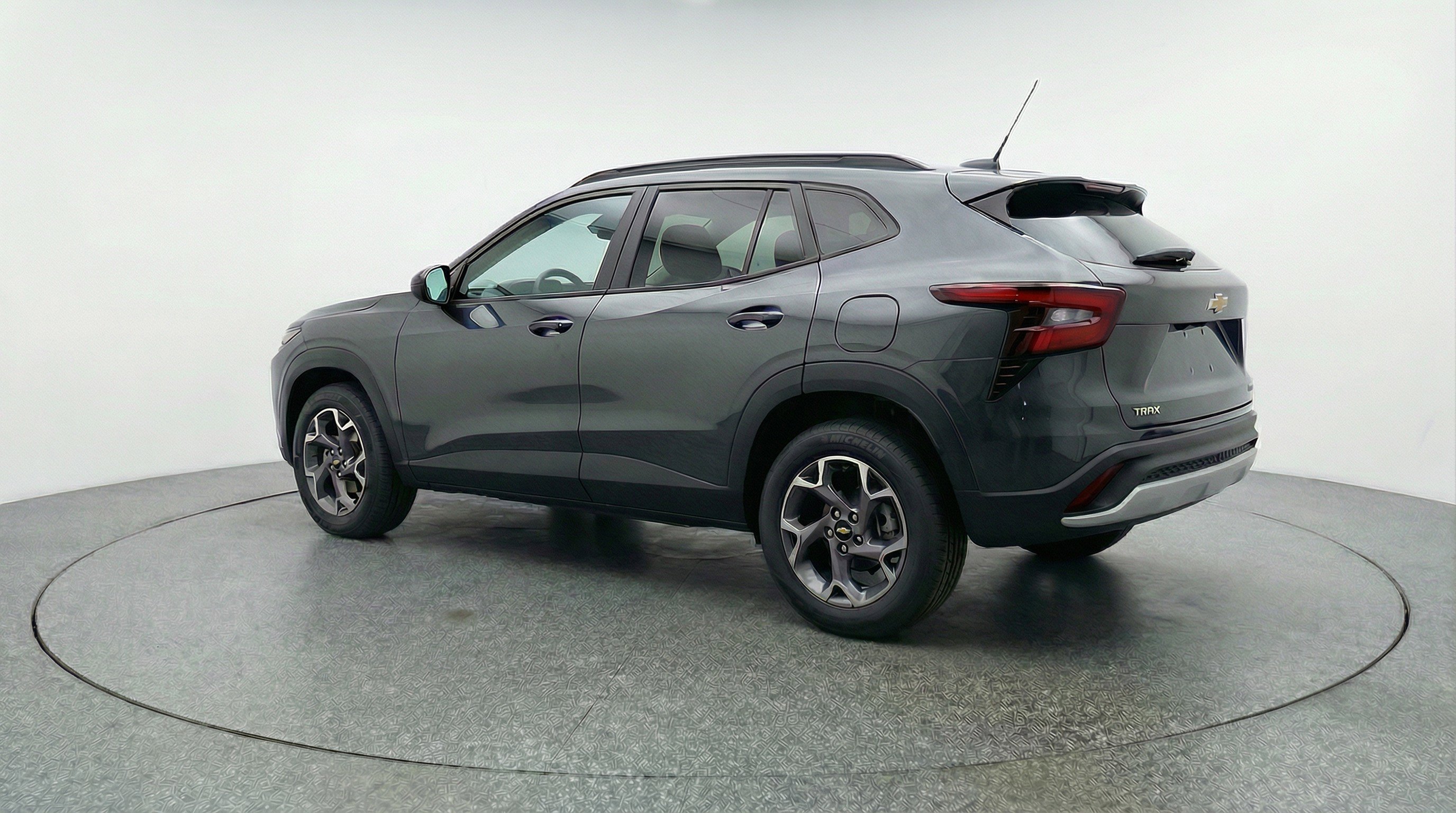 Used 2025 Chevrolet Trax LT w/ LT Convenience Package FWD image 6