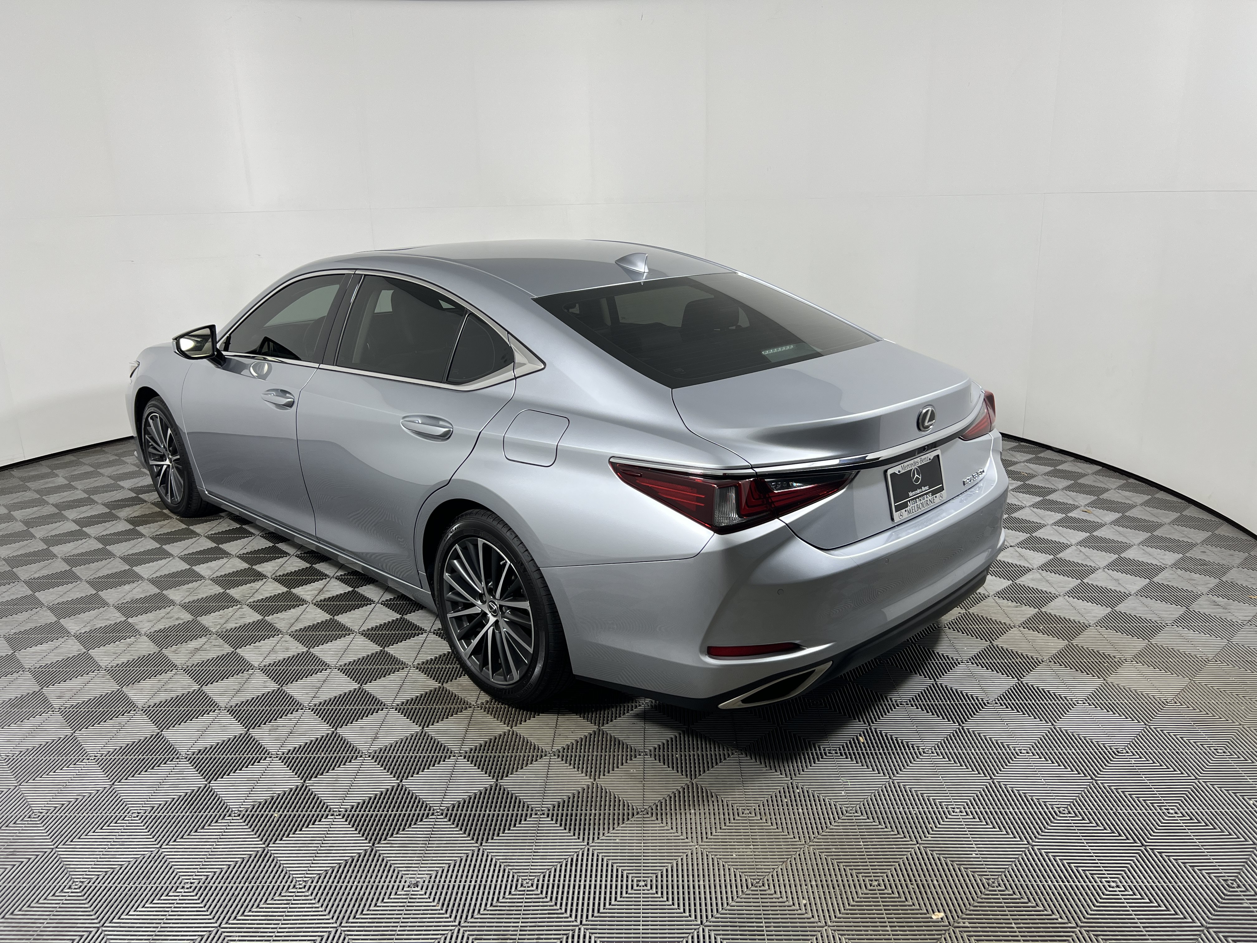 Used 2023 Lexus ES 350 w/ Premium Package FWD image 3