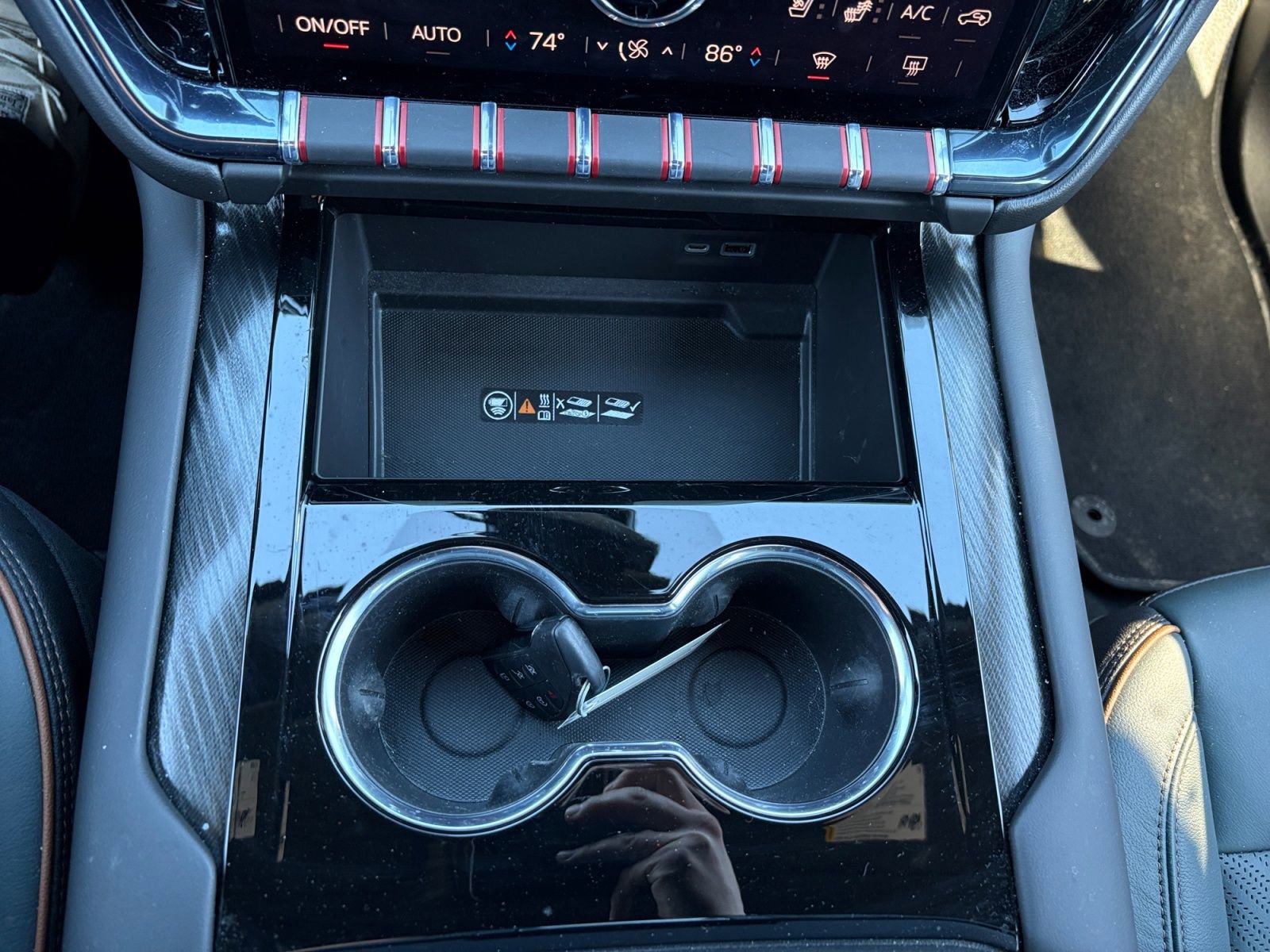 Used 2025 GMC Yukon XL AT4 image 28