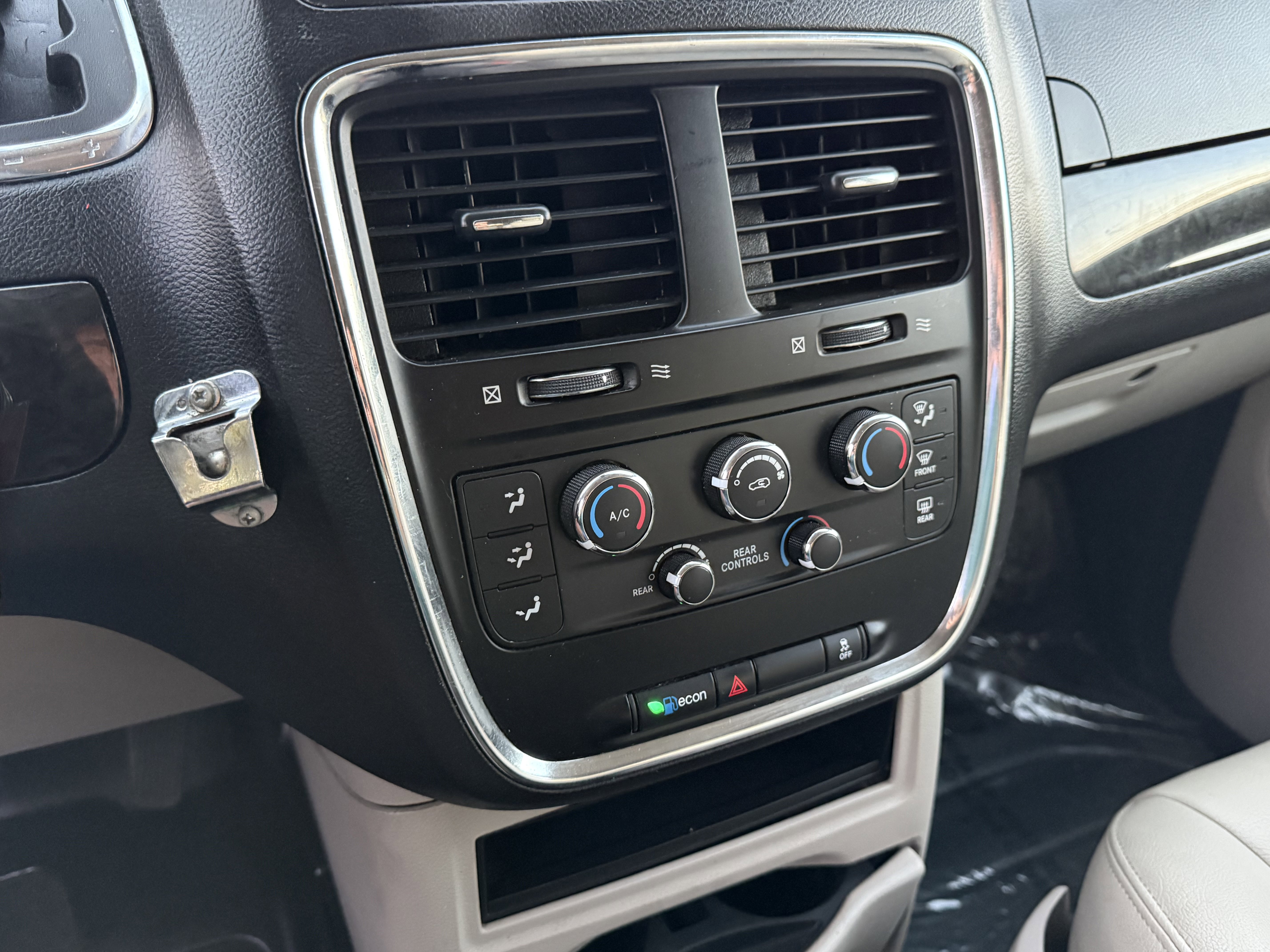 Used 2019 Dodge Grand Caravan SE image 18
