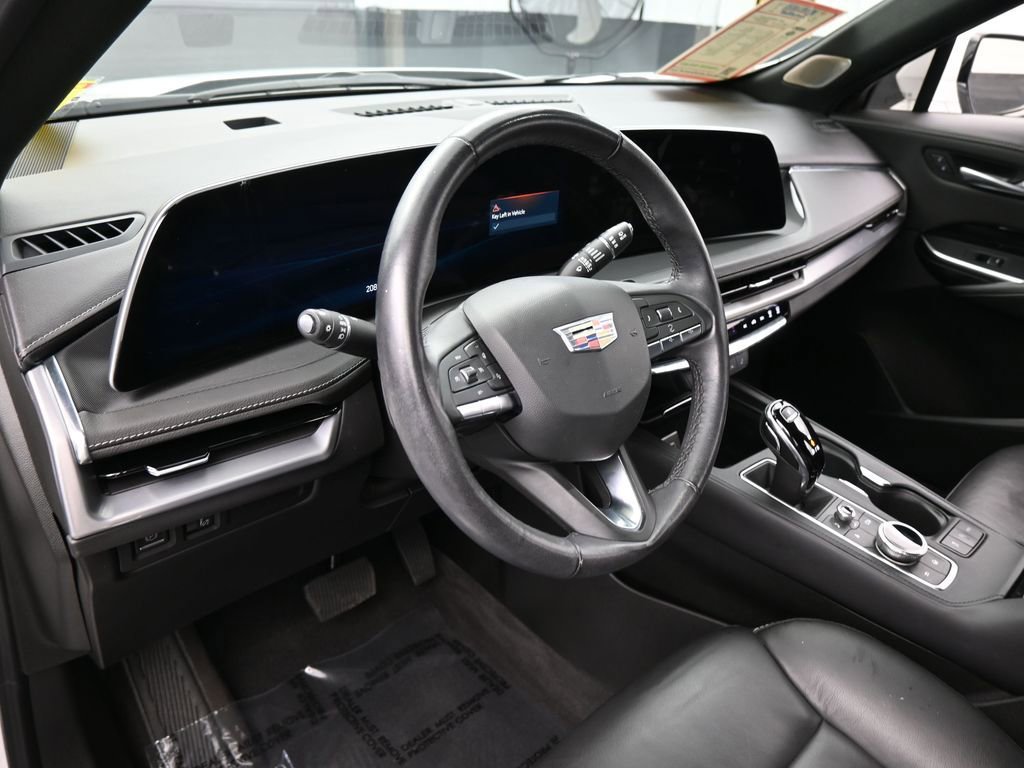 Used 2024 Cadillac XT4 Luxury w/ Cold Weather Package image 10