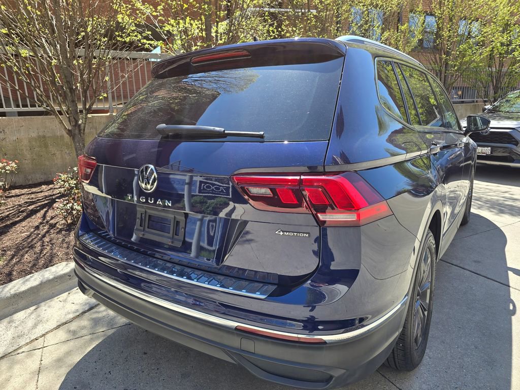 Used 2023 Volkswagen Tiguan SE w/ Panoramic Sunroof Package image 5