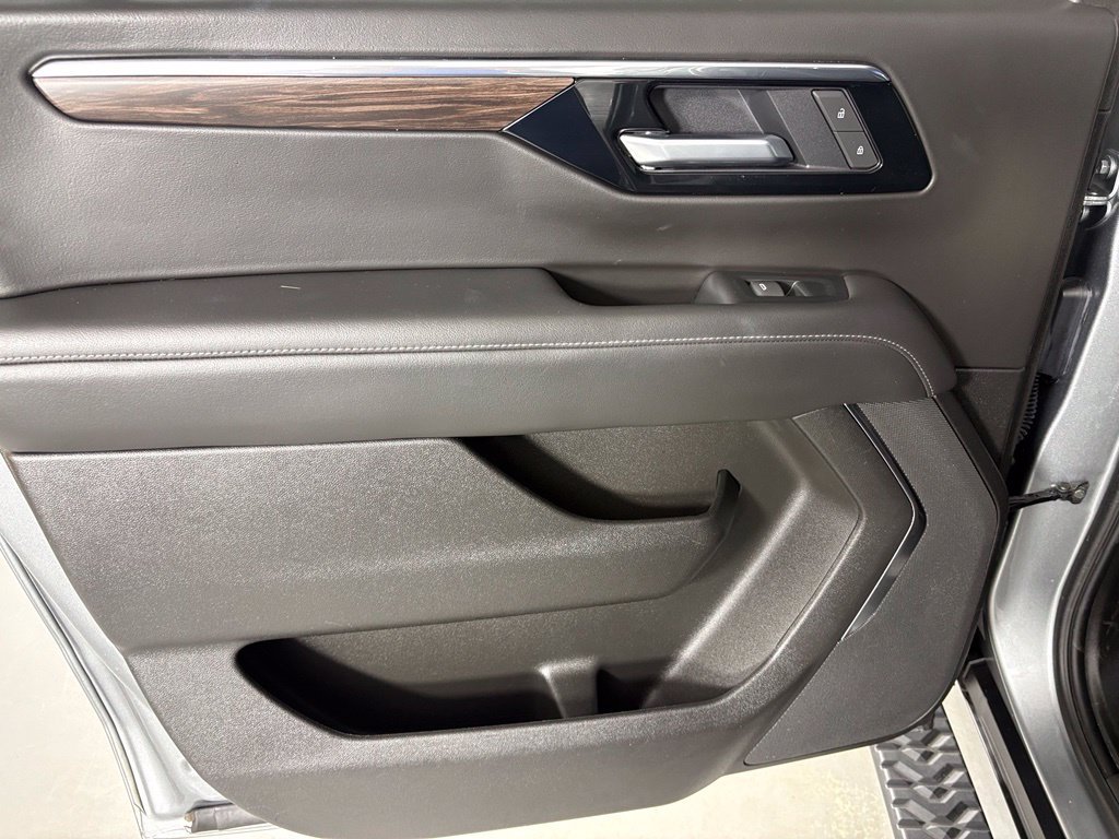Used 2025 Chevrolet Suburban Z71 AWD/4WD image 38