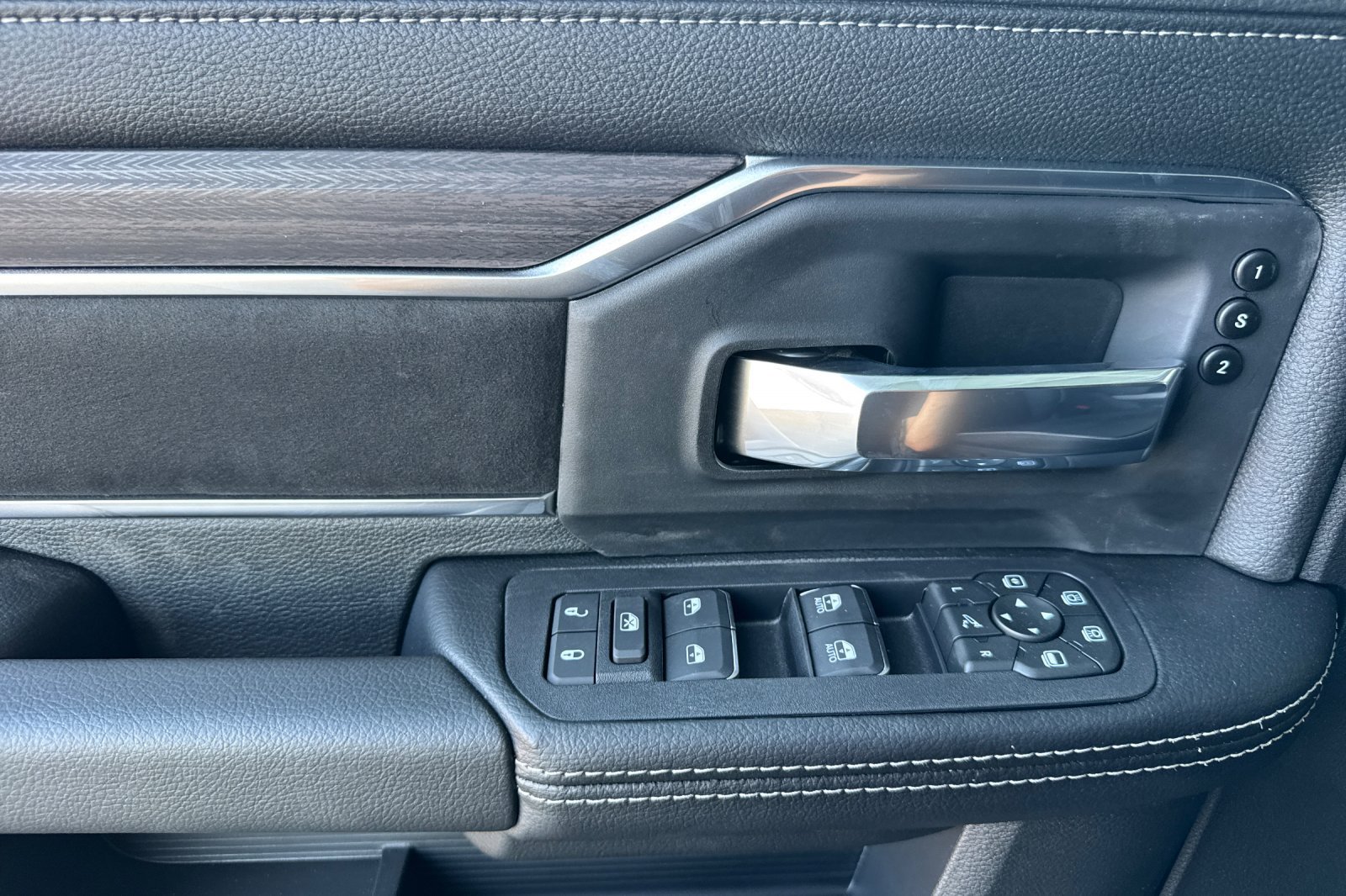 New 2026 RAM 2500 Laramie AWD/4WD image 10