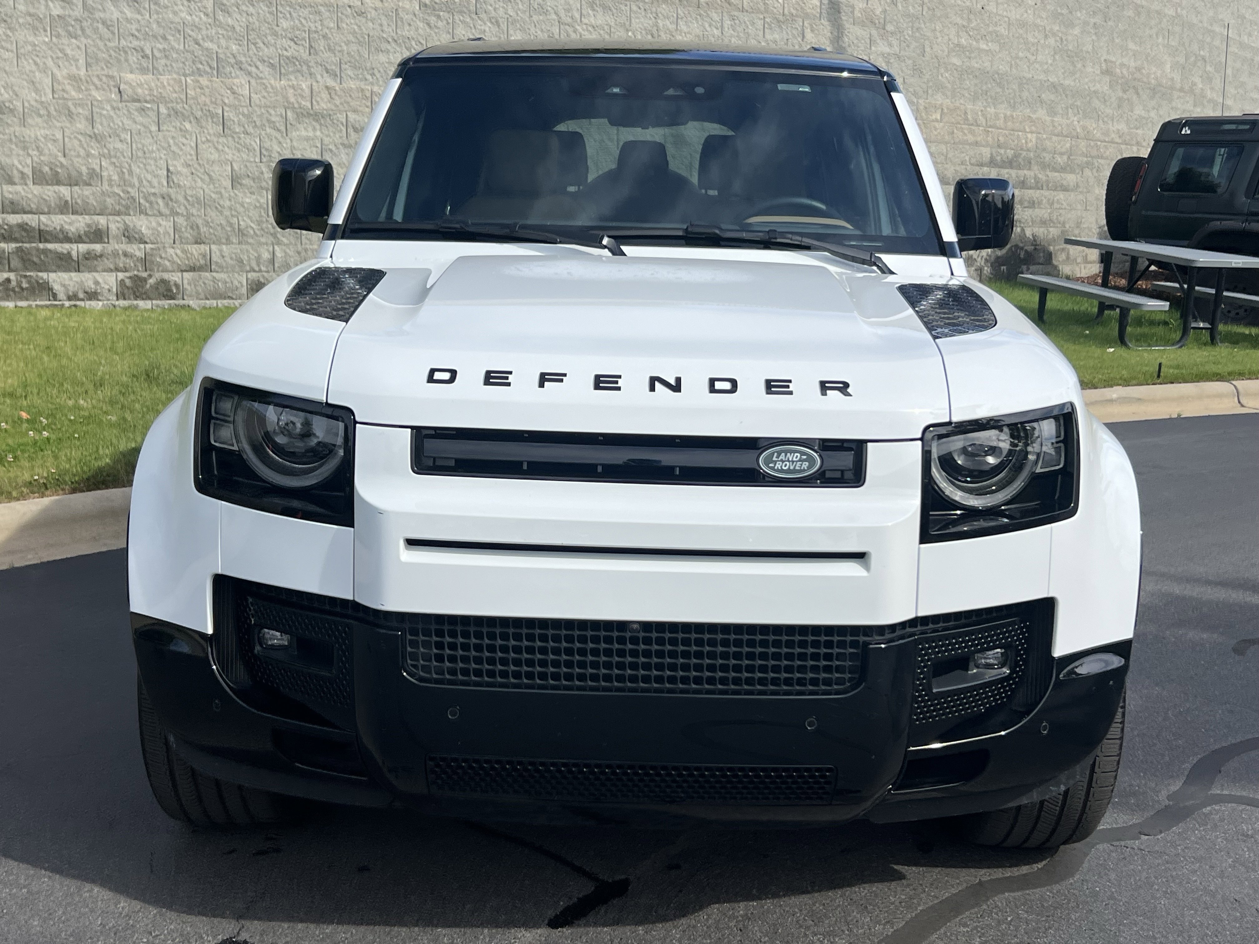 Used 2025 Land Rover Defender 130 X-Dynamic SE AWD/4WD image 12