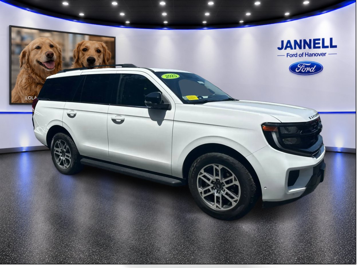 Used 2025 Ford Expedition Active AWD/4WD image 3